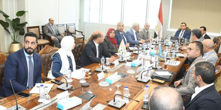 وزير الإسكان يعقد اجتماعا مع مسئولي الشركة السعودية المصرية لبحث عدد من الفرص الاستثمارية