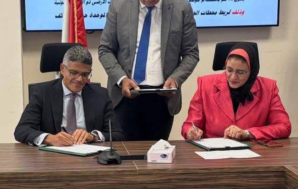 الشركة المصرية لنقل الكهرباء توقع عقدًا لإنشاء خط كهرباء لدعم مشروعات القطار السريع