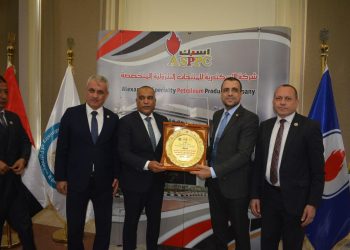 عباس صابر يواصل جولاته الميدانية.. زيارات لشركات العامرية وأسبك وأنربك لتعزيز التعاون ودعم العاملين