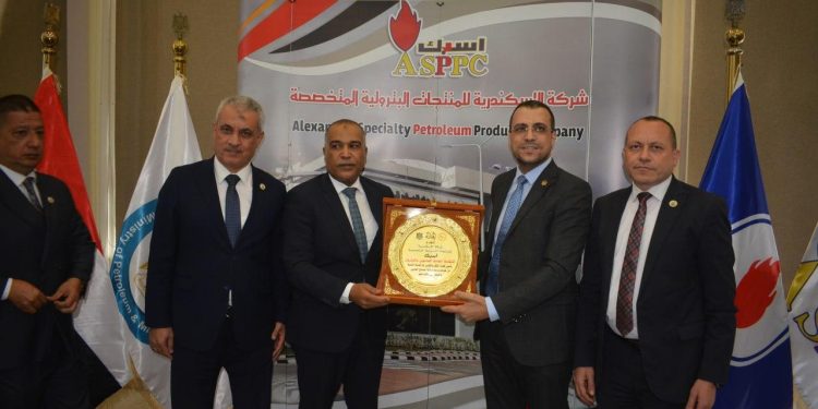 عباس صابر يواصل جولاته الميدانية.. زيارات لشركات العامرية وأسبك وأنربك لتعزيز التعاون ودعم العاملين