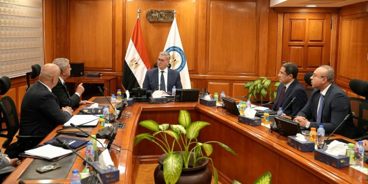 وزير البترول يبحث مع تاج أويل الكندية الإنتاج من المصادر غير التقليدية بالصحراء الغربية