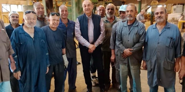 في جولة مفاجئة.. وزير قطاع الأعمال العام يتفقد شركتي “النصر للمواسير” و”سيجوارت” ويتابع سير العمليات الإنتاجية