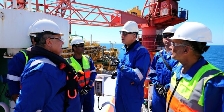 وزير البترول والثروة المعدنية يتفقد موقع إنتاج الغاز لشركة شمال سيناء بالبحر المتوسط