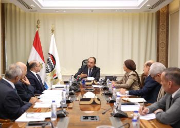وزير قطاع الأعمال يتابع موقف مشروعات شركة الإسكندرية للاستثمارات والتنمية العمرانية خلال اجتماعه مع المهندس أيمن أبو بكر العضو المنتدب للشركة   