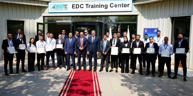 وزيرا البترول والعمل يُسلمان شهادات لأوائل خريجى دورات تدريب مجانية في مجالات الحفر والخدمات البترولية بمركز “شركة الحفر المصرية”