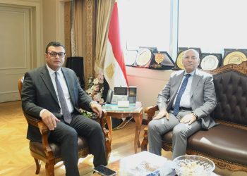 وزير الإسكان يستعرض مع محافظ القاهرة الموقف التنفيذي لعدد من المشروعات 