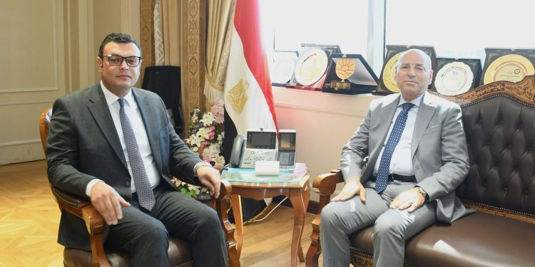 وزير الإسكان يستعرض مع محافظ القاهرة الموقف التنفيذي لعدد من المشروعات 