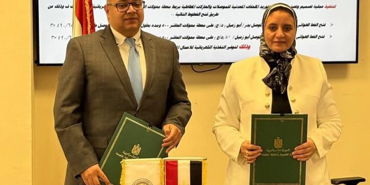المصرية لنقل الكهرباء توقع عقداً مع تحالف محلي لربط محطة محولات العاشر بالشبكة