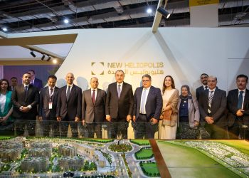 وزير قطاع الأعمال يتفقد جناحي شركتي “مصر الجديدة للإسكان والتعمير” و”الإسكندرية للاستثمارات والتنمية العمرانية” 