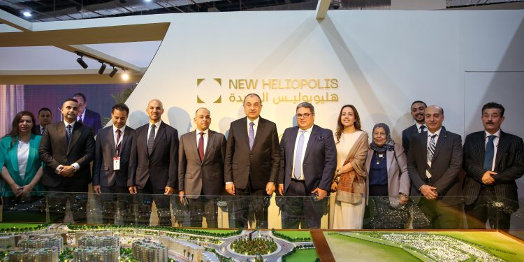 وزير قطاع الأعمال يتفقد جناحي شركتي “مصر الجديدة للإسكان والتعمير” و”الإسكندرية للاستثمارات والتنمية العمرانية” 