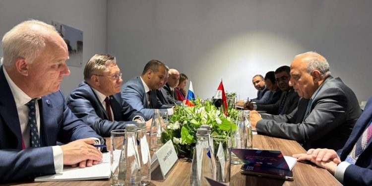 وزير الكهرباء يجتمع مع رئيس شركة”روسآتوم ” الروسية وفريق العمل القائم على مشروع محطة الضبعة النووية