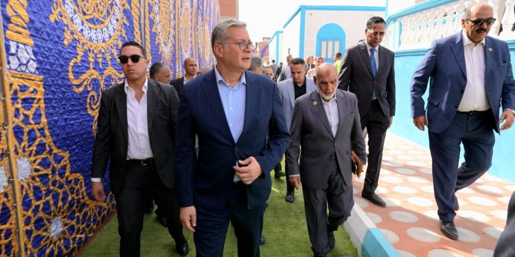 بمبادرة مجتمعية من قطاع البترول .. وزير البترول ومحافظ الإسكندرية يفتتحان تطوير قري منطقة كنج مريوط