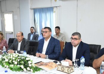 وزير الإسكان يعقد اجتماعا مع الشركات المنفذة بحدائق تلال الفسطاط.. ويتفقد مواقع العمل