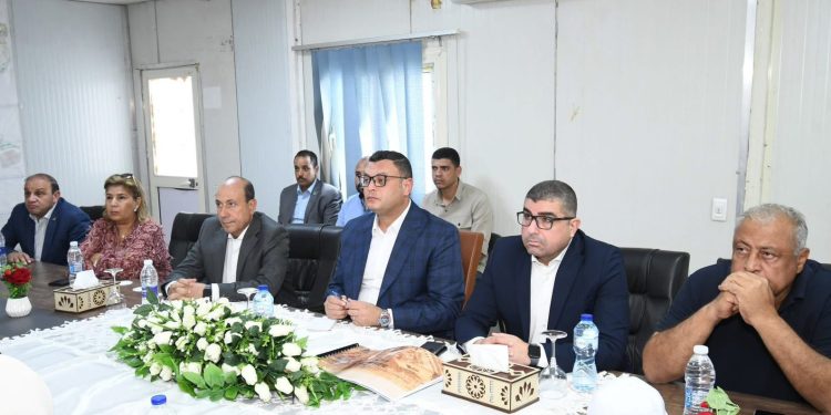 وزير الإسكان يعقد اجتماعا مع الشركات المنفذة بحدائق تلال الفسطاط.. ويتفقد مواقع العمل