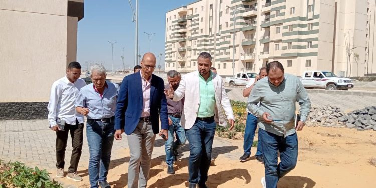 مساعد نائب رئيس الهيئة لقطاع المرافق يتفقد مشروعات المرافق بمدينة العبور الجديدة