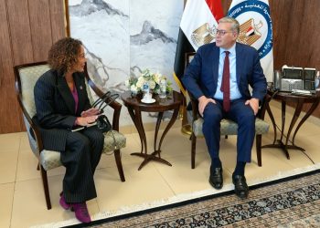وزير البترول يبحث مع فالكو الأمريكية خطط التوسع واستخدام الطاقة المتجددة في حقولها بمصر