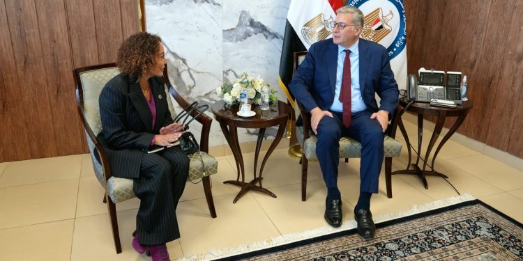 وزير البترول يبحث مع فالكو الأمريكية خطط التوسع واستخدام الطاقة المتجددة في حقولها بمصر