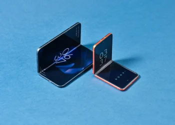 هاتفها القابل للطي