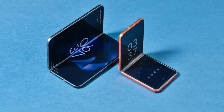 هاتفها القابل للطي