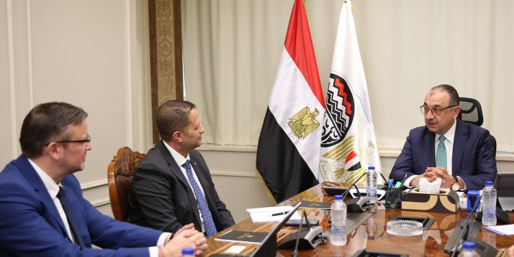 وزير قطاع الأعمال العام يبحث مع “سيمنس للطاقة” فرص التعاون ونقل التكنولوجيا والطاقة المتجددة