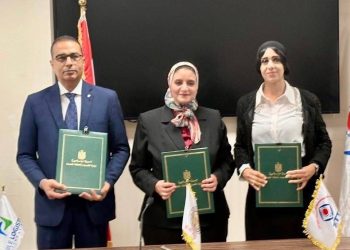 الشركة المصرية لنقل الكهرباء تُوقع عقدا استراتيجيا لربط محطة “العاشر 500” بالشبكة القومية