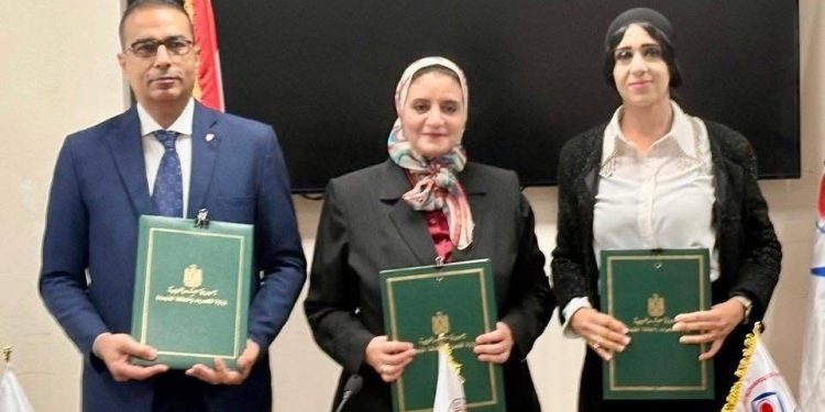 الشركة المصرية لنقل الكهرباء تُوقع عقدا استراتيجيا لربط محطة “العاشر 500” بالشبكة القومية