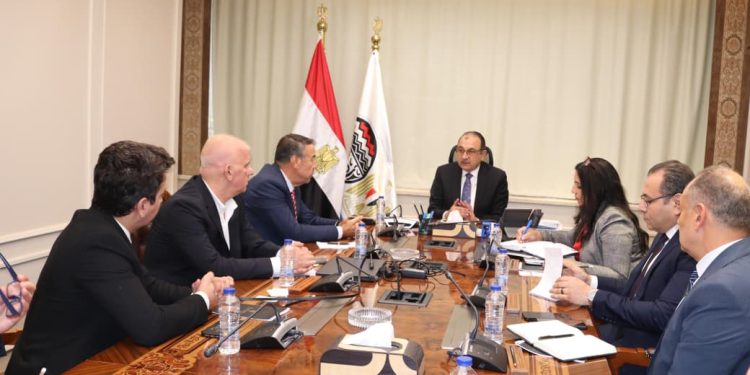 “قطاع الأعمال” يبحث شراكة عالمية لإدارة مصانع الغزل والنسيج الجديدة