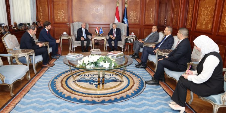 الفريق أسامة ربيع يشهد توقيع عقد بين مصنع مصر لبناء القاطرات ومجموعة NERI الإيطالية لبيع قاطرتين بقوة شد ٩٠ طن