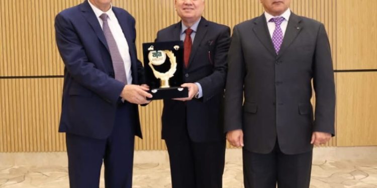 الأمين العام للاتحاد العربى للأسمدة يهدى درع الاتحاد لشركة البوتاس العربية