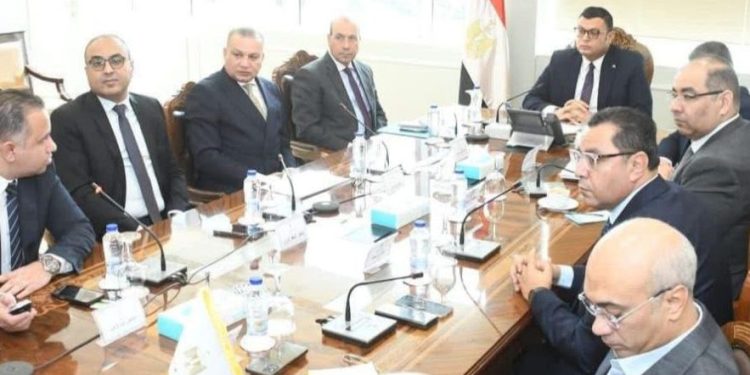 وزير الإسكان يعقد اجتماعاً لبحث ملف تشغيل مشروع حدائق تلال الفسطاط