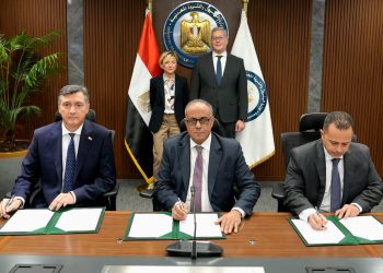 وزير البترول والثروة المعدنية يشهد توقيع تمديد عقد تنمية حقل بلطيم شرق بين هيئة البترول وشركتي “إيني” و”بي بي”