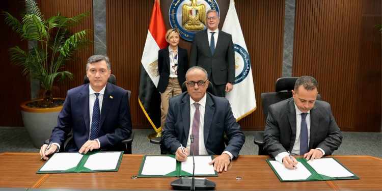 وزير البترول والثروة المعدنية يشهد توقيع تمديد عقد تنمية حقل بلطيم شرق بين هيئة البترول وشركتي “إيني” و”بي بي”