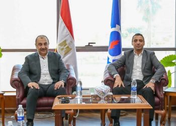 خلال جولته الميدانية في السويس.. وزير قطاع الأعمال يلتقي محافظ السويس لبحث تعزيز التعاون والتنمية الصناعية والسياحية