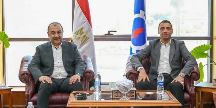 خلال جولته الميدانية في السويس.. وزير قطاع الأعمال يلتقي محافظ السويس لبحث تعزيز التعاون والتنمية الصناعية والسياحية