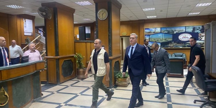 زيارة مفاجئة لوزير البترول والثروة المعدنية لشركة بدر الدين يعقبها اجتماع مبكر لمتابعة خطط الإنتاج والسلامة