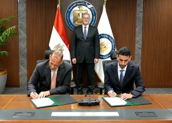 وزير البترول يشهد توقيع عقد أعمال الحفر بين بي بي وفالاريس لخمس آبار جديدة للغاز بالبحر المتوسط
