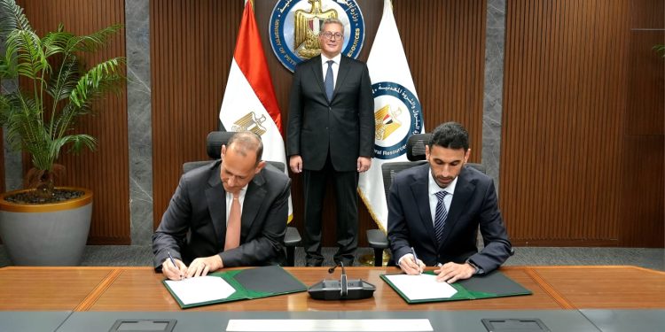 وزير البترول يشهد توقيع عقد أعمال الحفر بين بي بي وفالاريس لخمس آبار جديدة للغاز بالبحر المتوسط