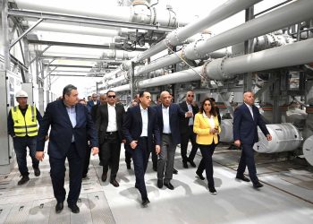 رئيس الوزراء يتابع ميدانياً مراحل الاختبار والتشغيل التجريبي لمحطة الربط الكهربائي المصري السعودي العملاقة بمدينة بدر