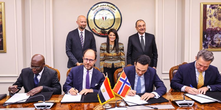 وزيرا قطاع الأعمال والتخطيط وسفير النرويج يشهدون توقيع خطابات نوايا لتمويل مشروع “دندرة” للطاقة الشمسية لتغذية مجمع “مصر للألومنيوم” بالطاقة النظيفة