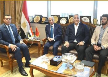 وزير الإسكان يلتقي السفير المغربي لبحث أوجه التعاون بين مصر والمغرب