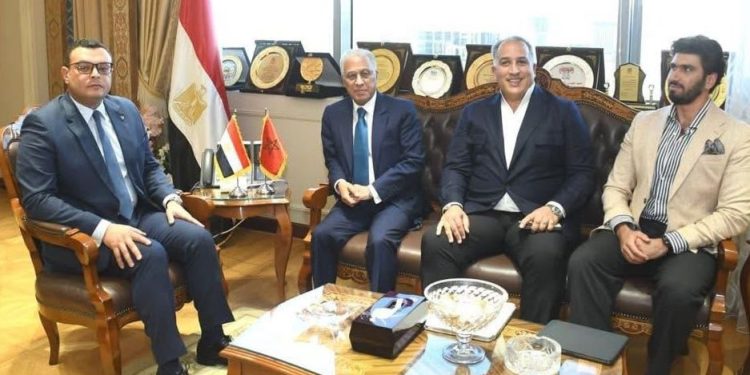 وزير الإسكان يلتقي السفير المغربي لبحث أوجه التعاون بين مصر والمغرب