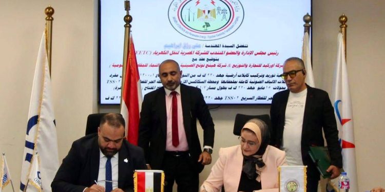 “نقل الكهرباء” توقع ثلاث عقود جديدة لتعزيز مشروعات الشبكة القومية ودعم منظومة القطار السريع