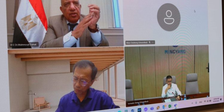 عبر تقنية الفيديو كونفرانس.. وزير الكهرباء يبحث مع مسئولي شركة مينج يانج الصينية التعاون والاستثمار فى مجالات الطاقة المتجددة
