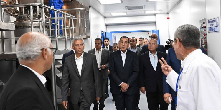 خلال زيارته لافتتاح عدد من المصانع المطورة بالنصر للكيماويات الدوائية.. رئيس الوزراء يفتتح مصنع “إنتاج الخامات الدوائية” ومصنع “المطهرات”