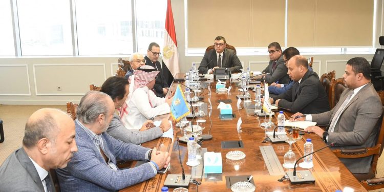 وزير الإسكان يبحث مع رئيس المنظمة العربية للسياحة تعزيز التعاون في مجال الاستثمار السياحي