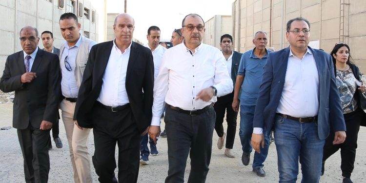 وزير قطاع الأعمال العام يجري جولة تفقدية بشركة “ميراتكس” للغزل والنسيج”