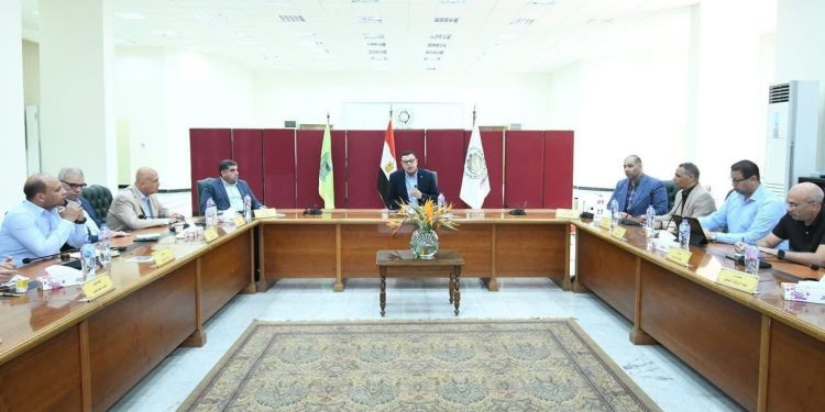 وزير الاسكان يعقد اجتماعًا مع رؤساء أجهزة مدن “العاشر من رمضان وحدائق العاشر من رمضان والعبور والعبور الجديدة” لمتابعة ملفات العمل