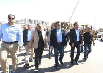وزير الإسكان يتفقد الطرق والمحاور والميادين بمدينة العاشر من رمضان لمتابعة الأعمال التي تم تنفيذها