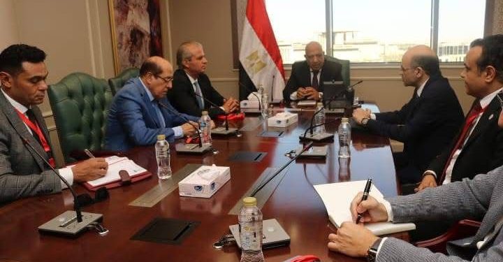 وزير الكهرباء يجتمع بالخبراء والاستشاريين من جامعة عين شمس لانشاء مجمع صناعي للأسمدة العضوية