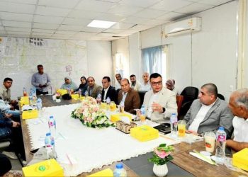 وزير الإسكان يعقد اجتماعا مع الشركات العاملة بحدائق تلال الفسطاط ويتابع الاعمال النهائية بالمشروع